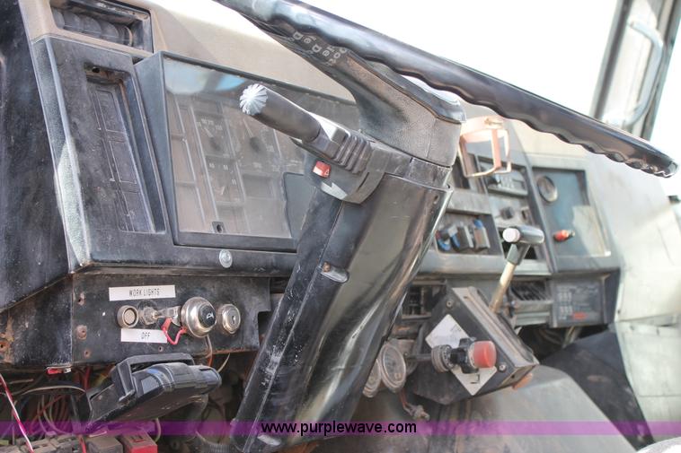 image for item L4326 1991 International 4900 flatbed truck