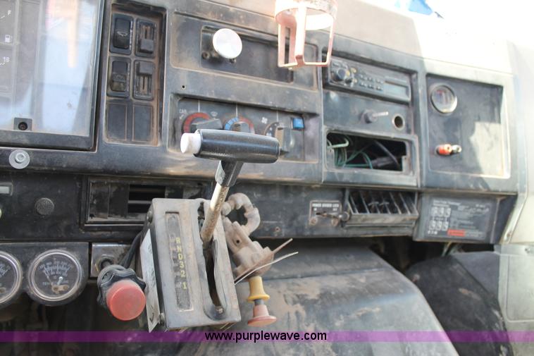 image for item L4326 1991 International 4900 flatbed truck