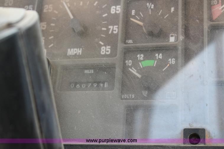 image for item L4326 1991 International 4900 flatbed truck