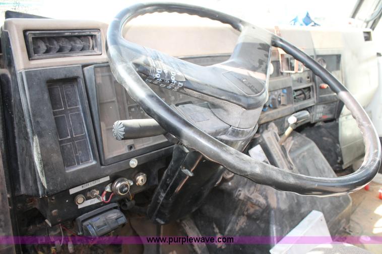 image for item L4326 1991 International 4900 flatbed truck