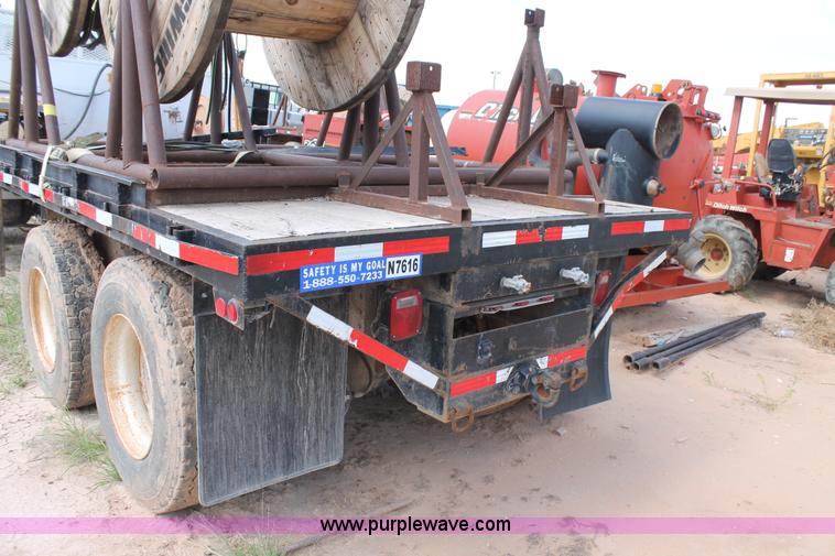 image for item L4327 1993 International 4900 flatbed truck