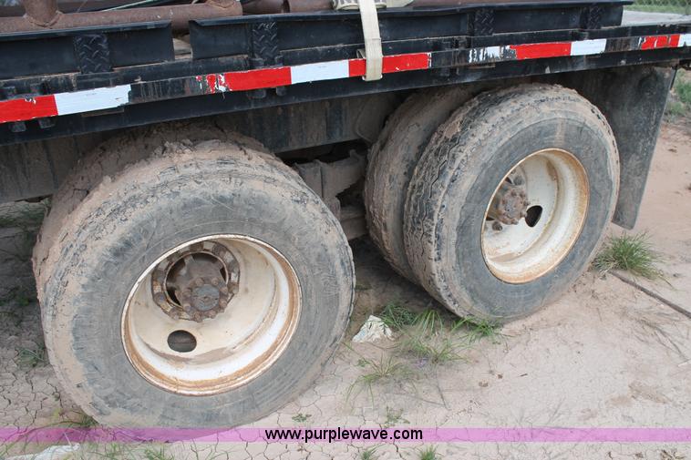 image for item L4327 1993 International 4900 flatbed truck