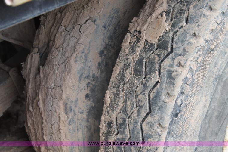 image for item L4327 1993 International 4900 flatbed truck