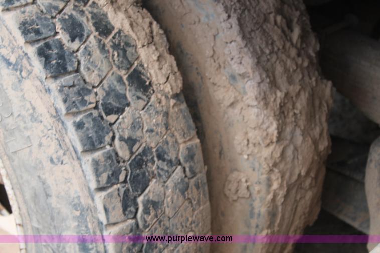 image for item L4327 1993 International 4900 flatbed truck