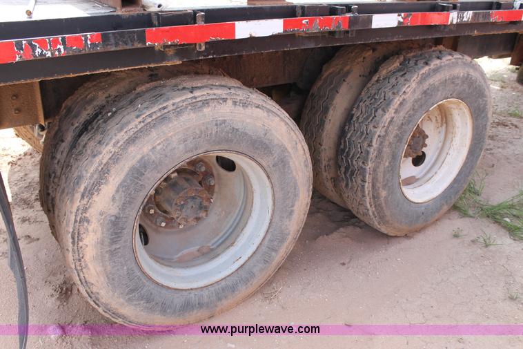 image for item L4327 1993 International 4900 flatbed truck