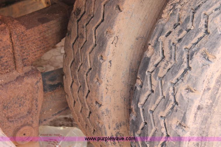 image for item L4327 1993 International 4900 flatbed truck