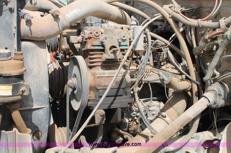 image for item L4327 1993 International 4900 flatbed truck