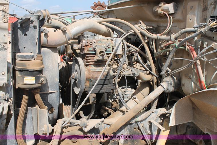 image for item L4327 1993 International 4900 flatbed truck