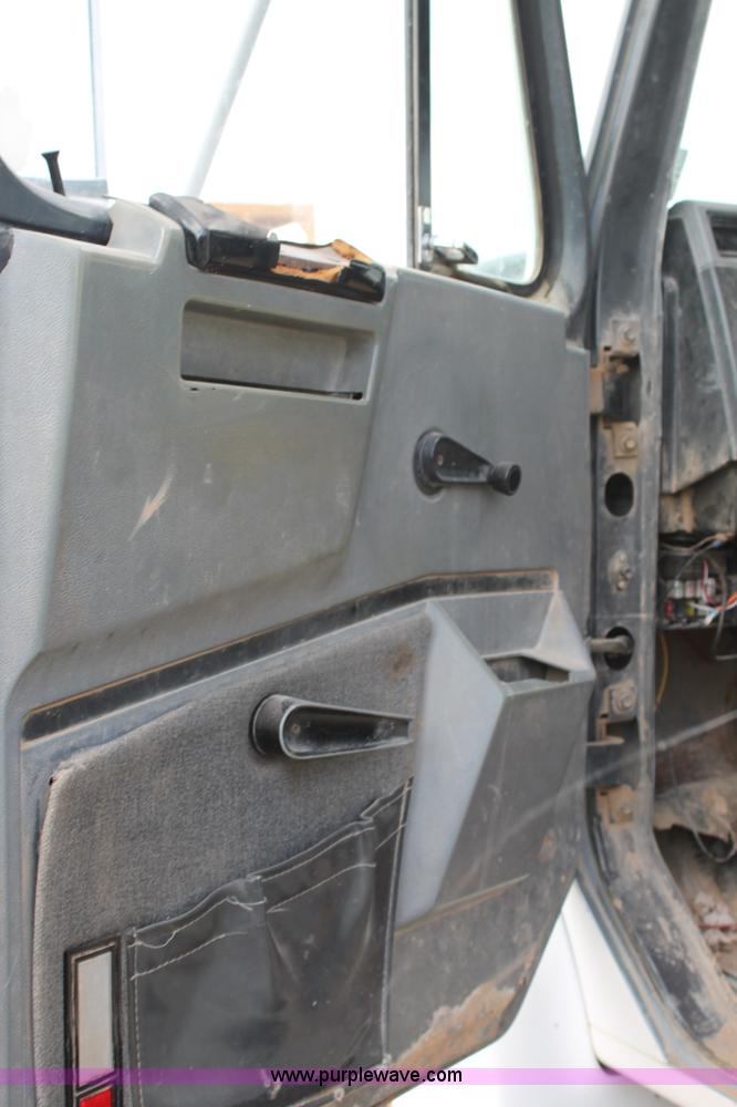 image for item L4327 1993 International 4900 flatbed truck