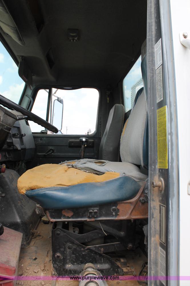 image for item L4327 1993 International 4900 flatbed truck