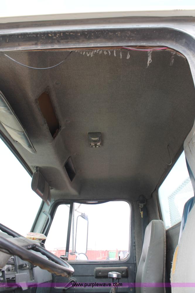 image for item L4327 1993 International 4900 flatbed truck