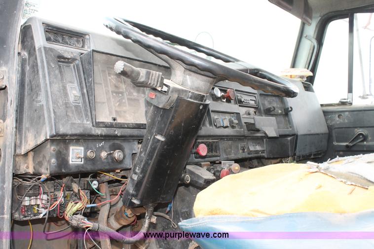 image for item L4327 1993 International 4900 flatbed truck