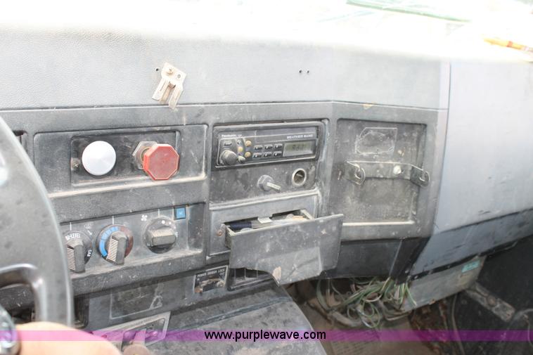 image for item L4327 1993 International 4900 flatbed truck