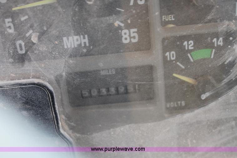 image for item L4327 1993 International 4900 flatbed truck