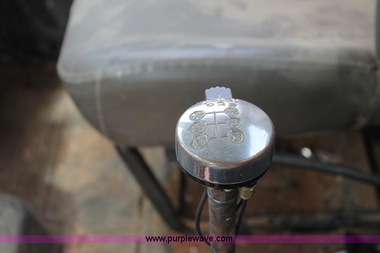 image for item L4327 1993 International 4900 flatbed truck