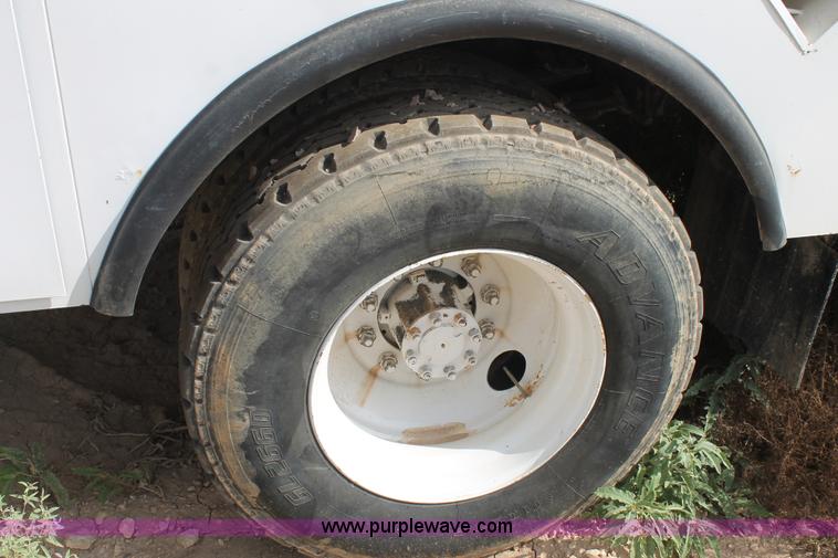 image for item L4328 1998 International 4800 bucket truck