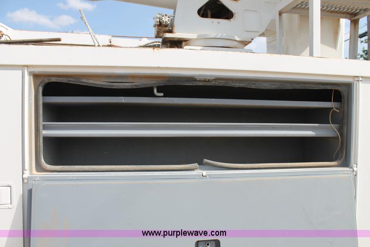 image for item L4328 1998 International 4800 bucket truck