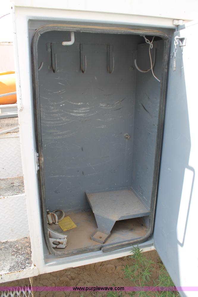 image for item L4328 1998 International 4800 bucket truck