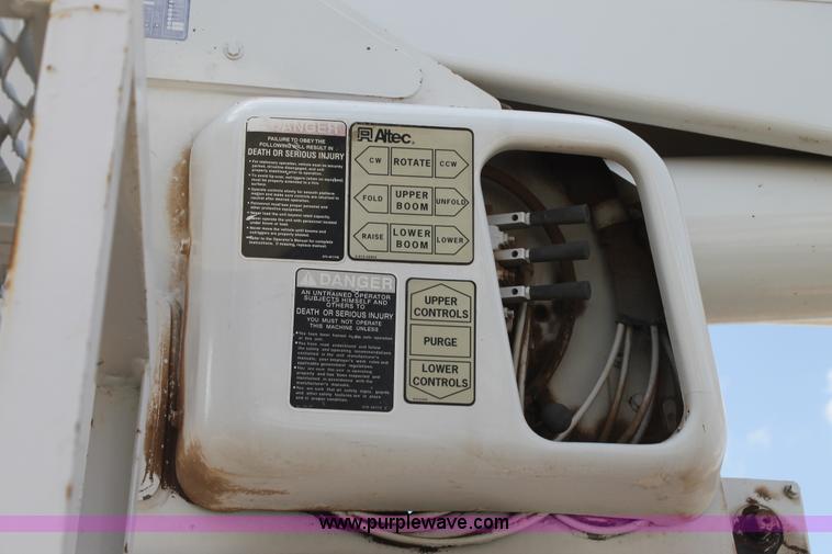 image for item L4328 1998 International 4800 bucket truck