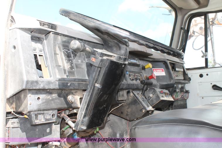 image for item L4328 1998 International 4800 bucket truck