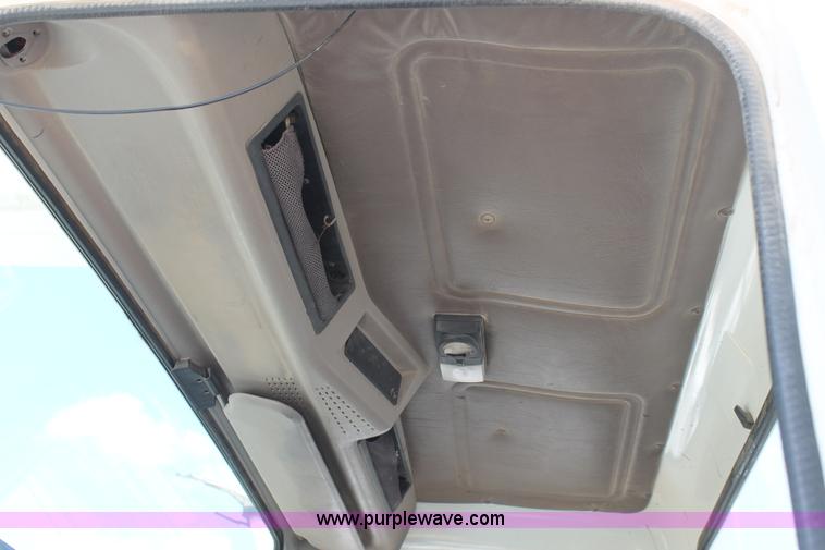 image for item L4328 1998 International 4800 bucket truck