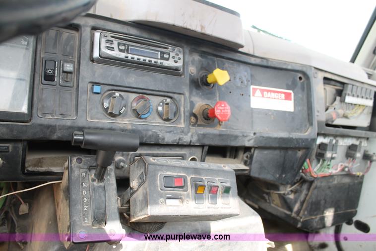 image for item L4328 1998 International 4800 bucket truck