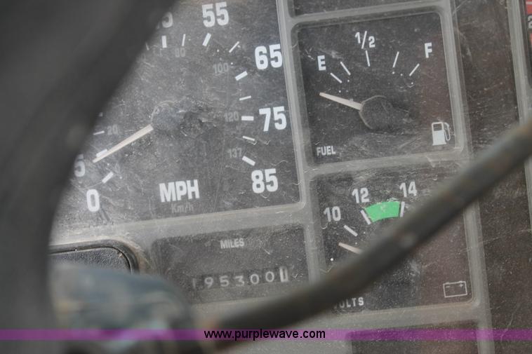 image for item L4328 1998 International 4800 bucket truck