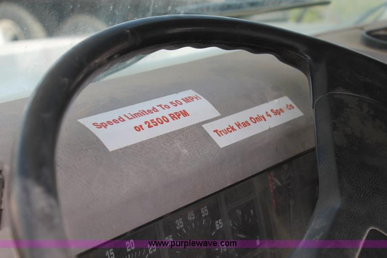 image for item L4328 1998 International 4800 bucket truck