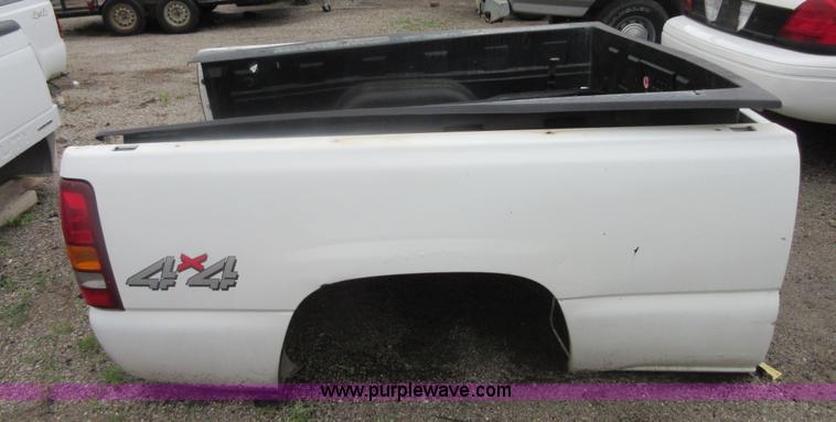 image for item AZ9112 2001 Chevrolet Silverado 4x4 truck bed