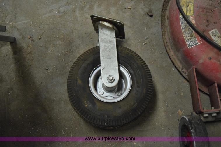 image for item BE9560 Assorted lawn and garden equipment