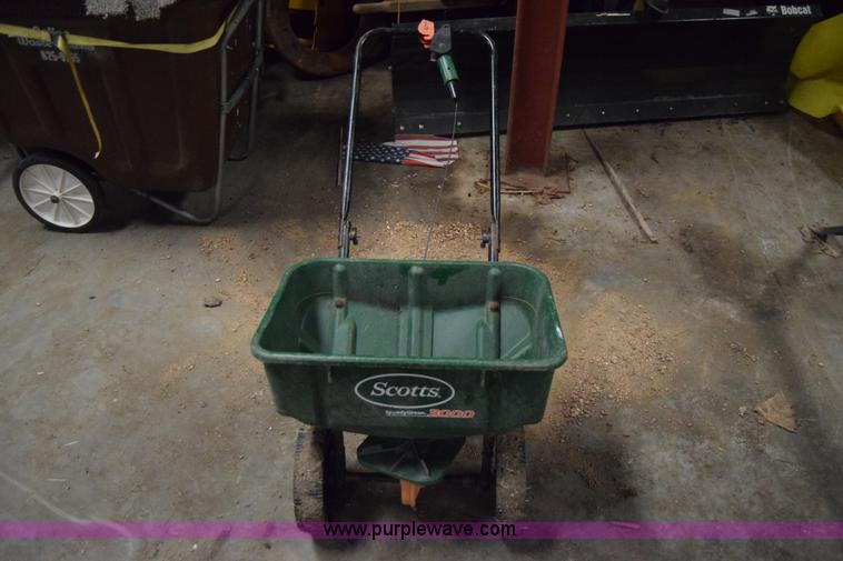 image for item BE9560 Assorted lawn and garden equipment