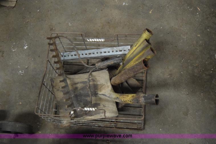 image for item BE9560 Assorted lawn and garden equipment