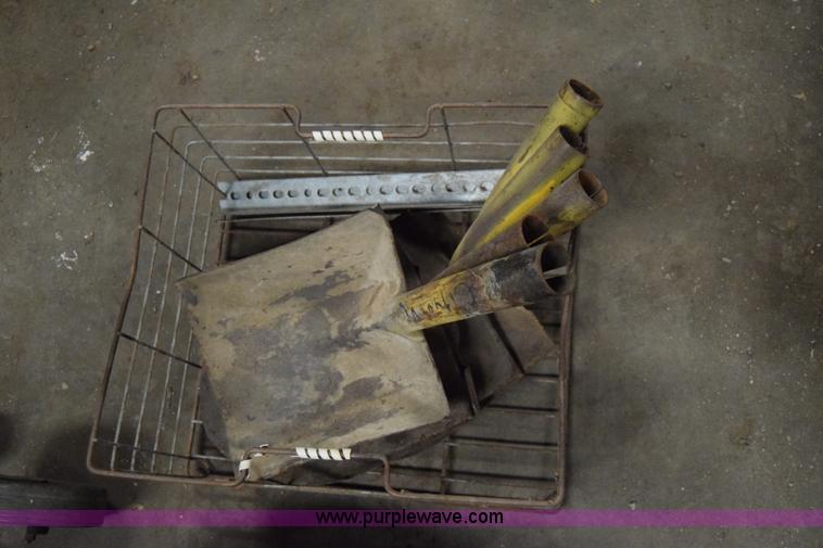 image for item BE9560 Assorted lawn and garden equipment