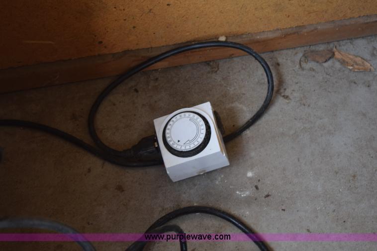 image for item BI9447 Assorted grow lights and equipment