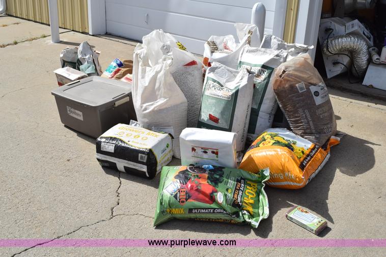 image for item BI9448 Assorted gardening supplies