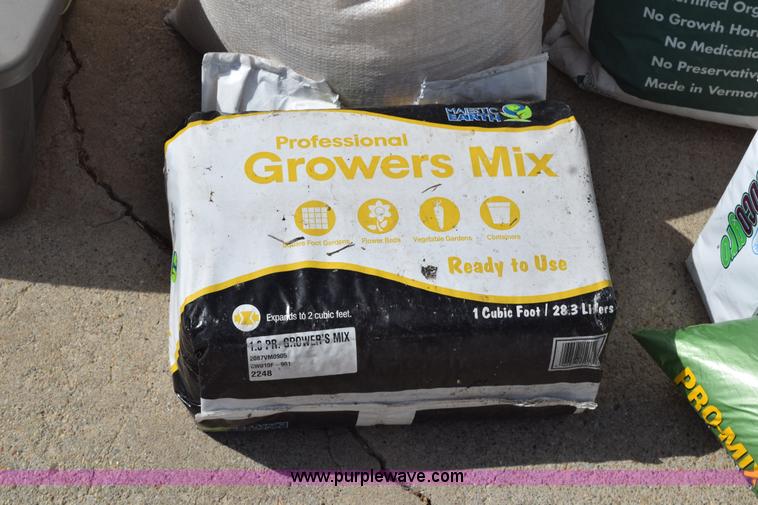 image for item BI9448 Assorted gardening supplies