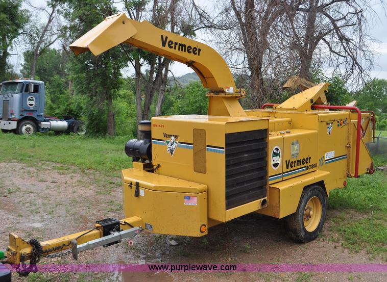 image for item F2473 2003 Vermeer BC1800 XL wood chipper