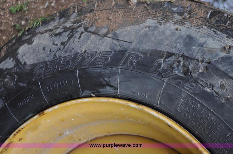 image for item F2473 2003 Vermeer BC1800 XL wood chipper