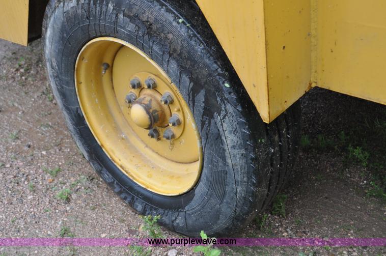 image for item F2473 2003 Vermeer BC1800 XL wood chipper