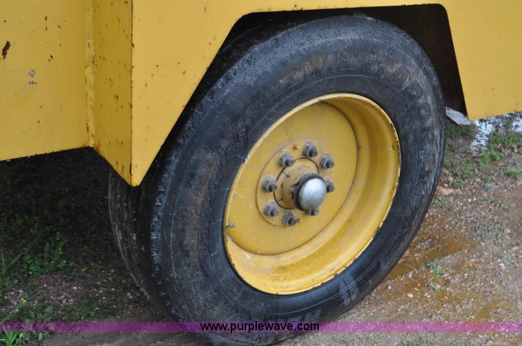 image for item F2473 2003 Vermeer BC1800 XL wood chipper