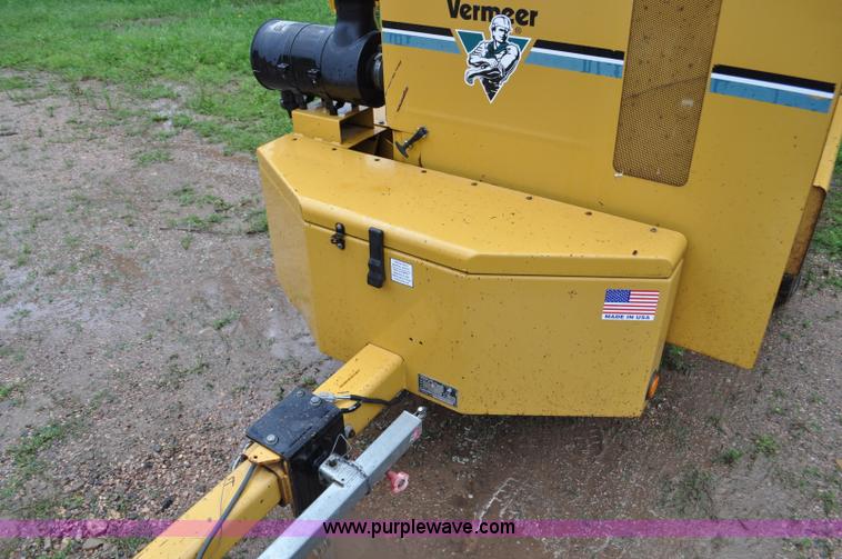 image for item F2473 2003 Vermeer BC1800 XL wood chipper