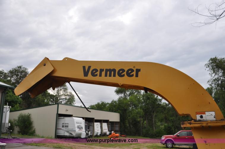 image for item F2473 2003 Vermeer BC1800 XL wood chipper