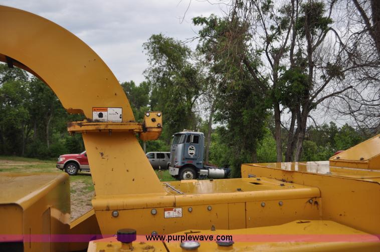 image for item F2473 2003 Vermeer BC1800 XL wood chipper