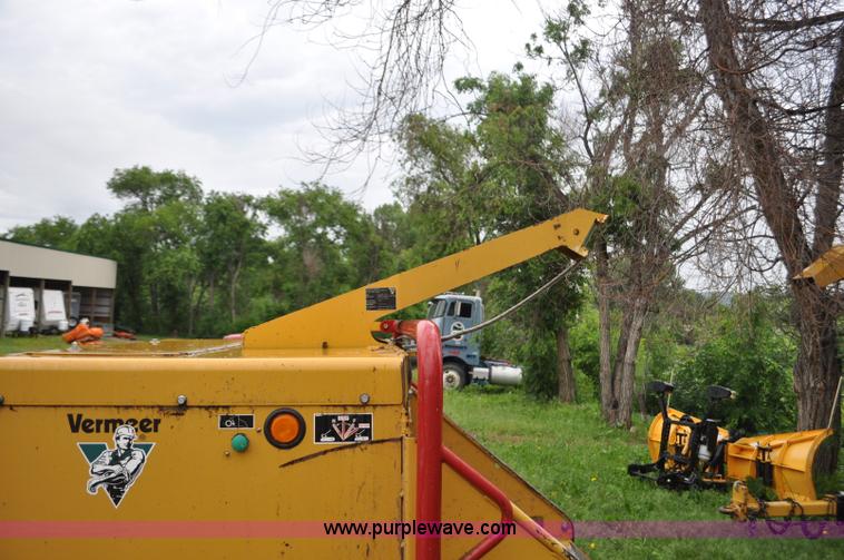 image for item F2473 2003 Vermeer BC1800 XL wood chipper