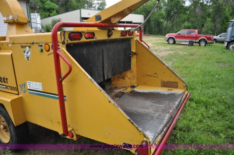 image for item F2473 2003 Vermeer BC1800 XL wood chipper