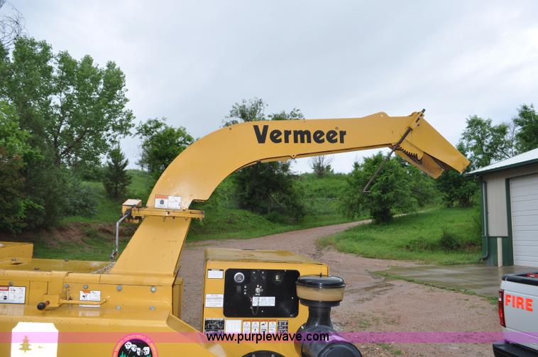 image for item F2473 2003 Vermeer BC1800 XL wood chipper