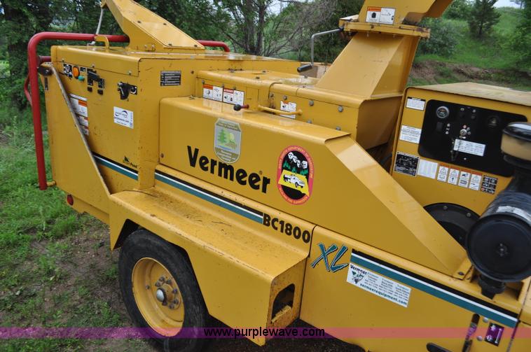 image for item F2473 2003 Vermeer BC1800 XL wood chipper