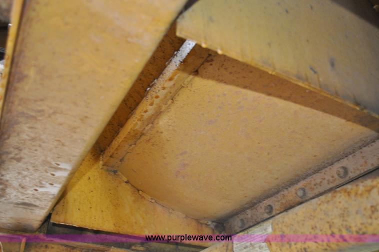 image for item F2473 2003 Vermeer BC1800 XL wood chipper