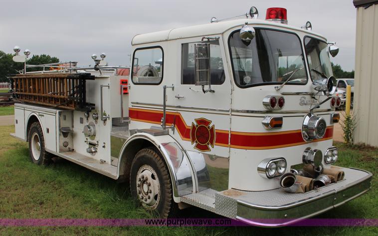 image for item F7963 1967 Seagrave 800K Pierce fire engine