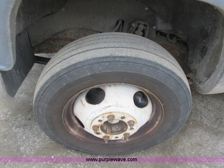 image for item G3610 2001 Chevrolet Silverado 3500 bucket truck